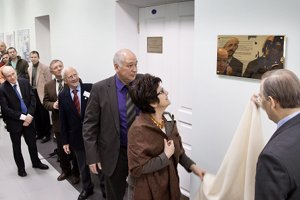 The unveiling of the plaque by L. Cifarelli and V. Matveev