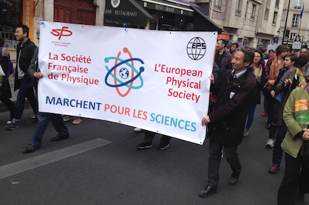 March For Science in Paris - Luc Bergé, EPS Executive Committee Member, holds the banner on the right