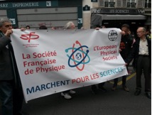 Joint SFP-EPS banner for the March for Science in Paris. Michel Spiro, SFP President, is standing on the right. 