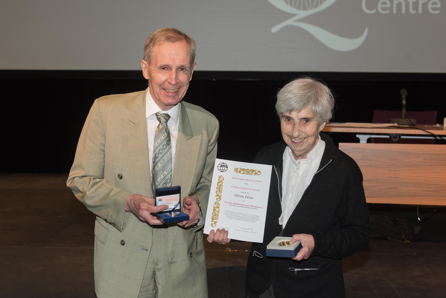Recipients of the 2017 EPS Innovation Prize (left) and Alfvén Prize (right)