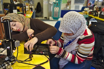 Caouthar and Souad (Beni Mellal University) assembling a 3D printer