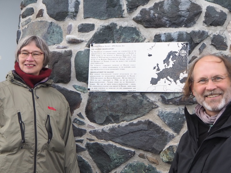 Åshild Fredriksen and David Lee in front of the plaque