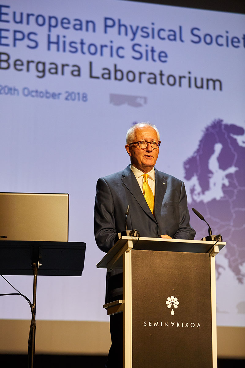 EPS President Rüdiger Voss giving a talk
