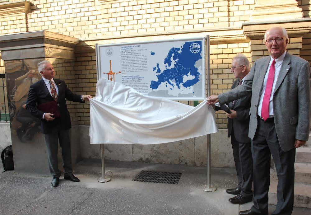 Unveiling of the memorial plaque by László Borhy, Jenő Sólyom and Rüdiger Voss