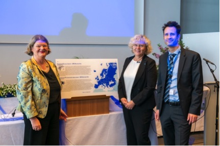FLTR: Petra Rudolf, Sabine Seidler and Thorsten Schumm in front of the EPS plaque
