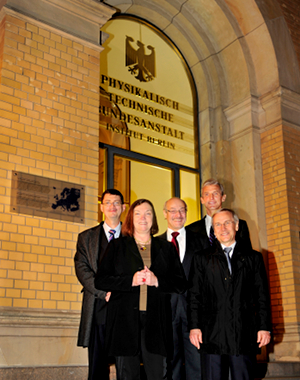 Standing nearby the EPS Historic Site plaque at the PTB entrance (from left to right): John Dudley (EPS), Johanna Stachel (DPG), Joachim Ullrich (PTB), Wolfgang Ketterle (MIT), and Hans Koch (PTB)