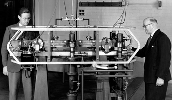 Louis Essen and J.V.L. Parry standing next to the world's first caesium atomic clock, developed at NPL in 1955