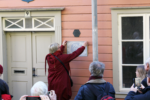 Unveiling of the plaque by the President of the Swedish Physical Society, Anne-Sofie Mårtensson